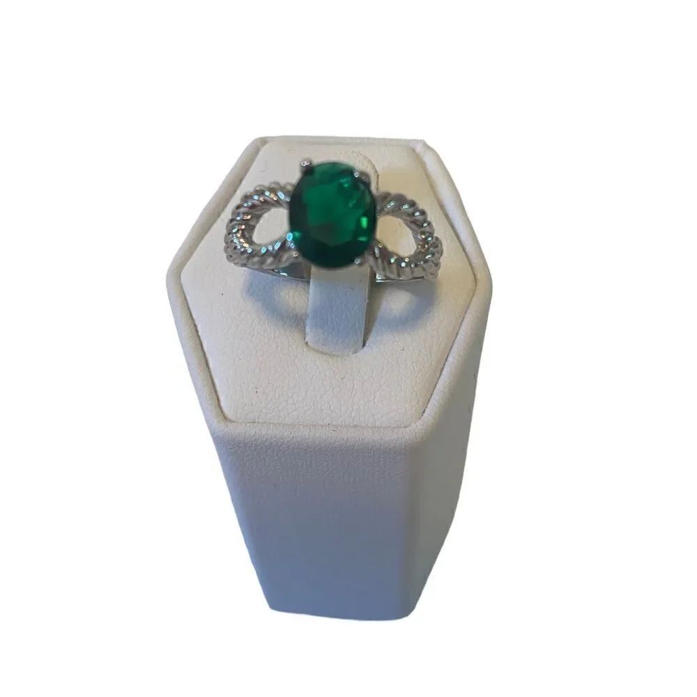 Pretty Faux Emerald & Silver Toned Ring in ladies size 9.5.